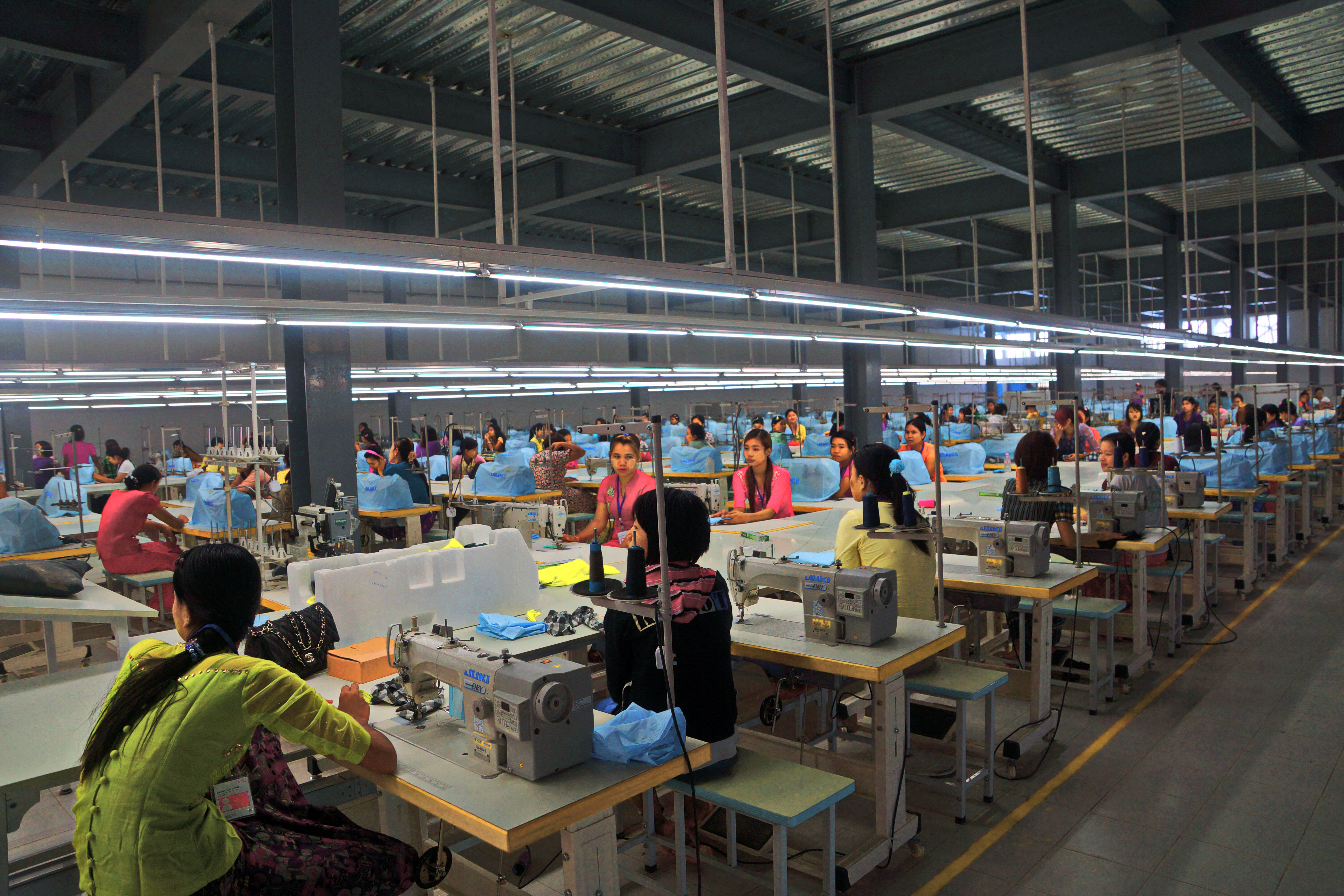 缅甸生产基地服装生产线实景